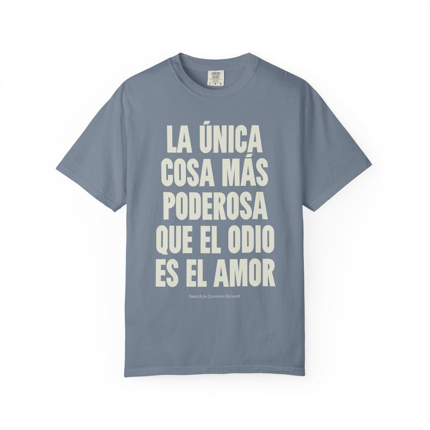 "La única cosa más poderosa que el odio es el amor" Unisex Garment-Dyed T-shirt