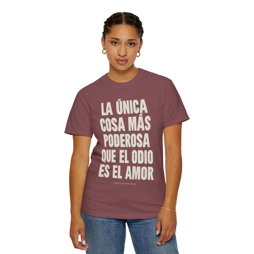 "La única cosa más poderosa que el odio es el amor" Unisex Garment-Dyed T-shirt