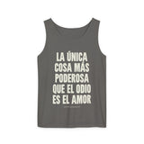 "La única cosa más poderosa que el odio es el amor" Unisex Garment-Dyed Tank Top