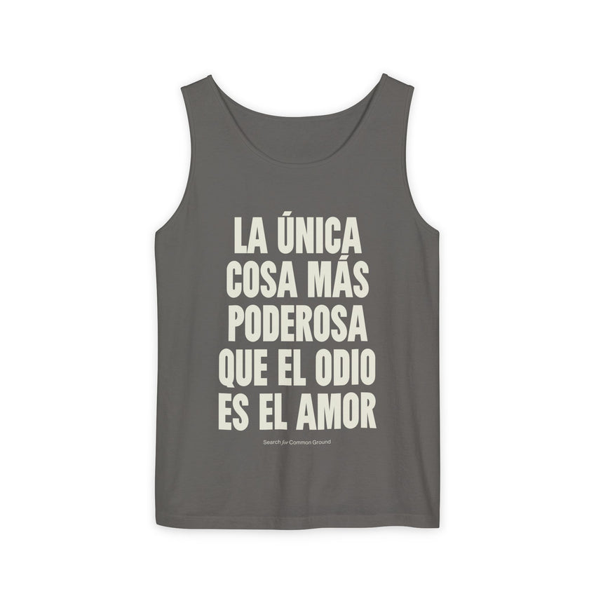 "La única cosa más poderosa que el odio es el amor" Unisex Garment-Dyed Tank Top