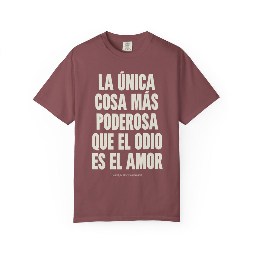 "La única cosa más poderosa que el odio es el amor" Unisex Garment-Dyed T-shirt