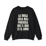 "La única cosa más poderosa que el odio es el amor" Unisex Heavy Blend Crewneck Sweatshirt