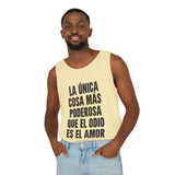 "La única cosa más poderosa que el odio es el amor" Unisex Garment-Dyed Tank Top