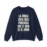 "La única cosa más poderosa que el odio es el amor" Unisex Heavy Blend Crewneck Sweatshirt