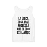 "La única cosa más poderosa que el odio es el amor" Unisex Garment-Dyed Tank Top