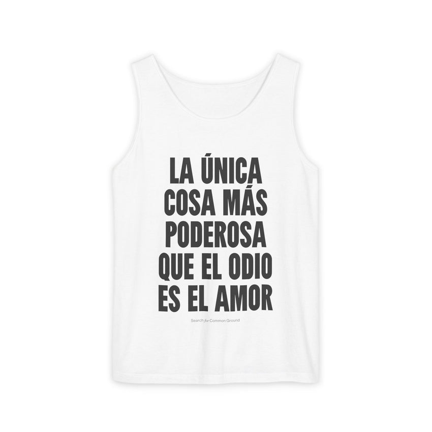 "La única cosa más poderosa que el odio es el amor" Unisex Garment-Dyed Tank Top