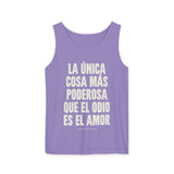 "La única cosa más poderosa que el odio es el amor" Unisex Garment-Dyed Tank Top