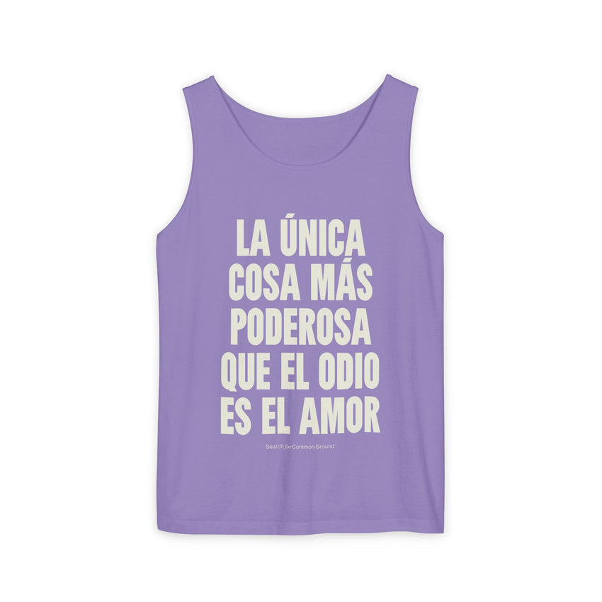 "La única cosa más poderosa que el odio es el amor" Unisex Garment-Dyed Tank Top
