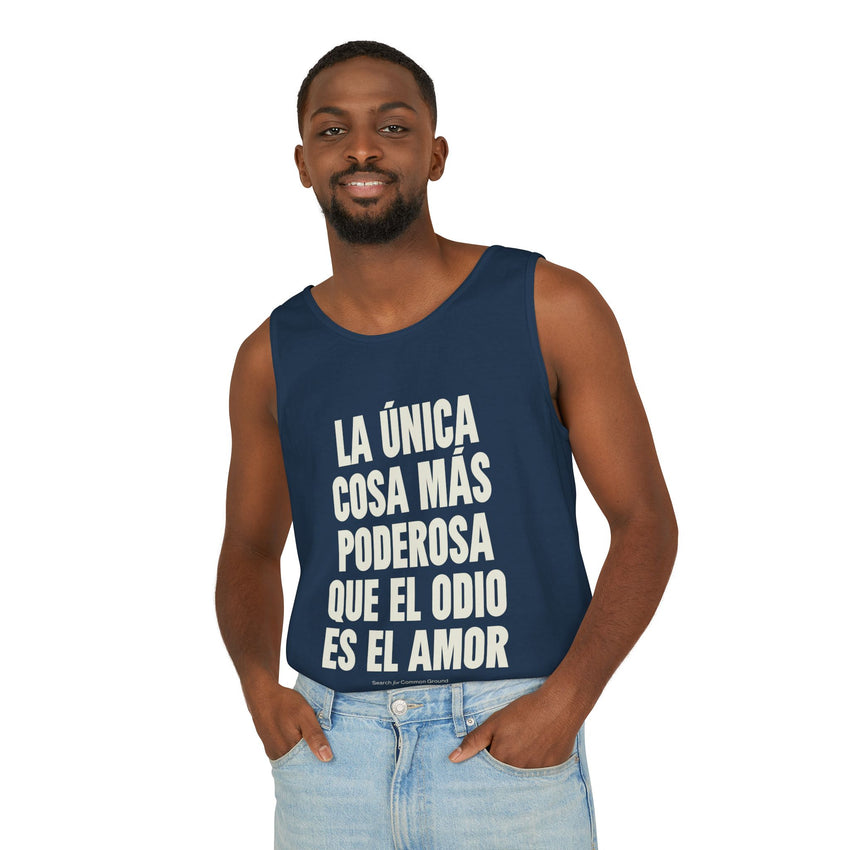 "La única cosa más poderosa que el odio es el amor" Unisex Garment-Dyed Tank Top