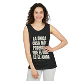 "La única cosa más poderosa que el odio es el amor" Unisex Garment-Dyed Tank Top