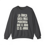 "La única cosa más poderosa que el odio es el amor" Unisex Heavy Blend Crewneck Sweatshirt