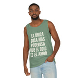 "La única cosa más poderosa que el odio es el amor" Unisex Garment-Dyed Tank Top