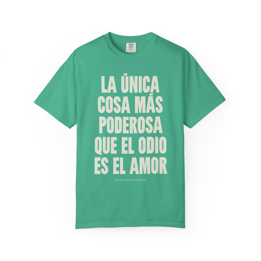 "La única cosa más poderosa que el odio es el amor" Unisex Garment-Dyed T-shirt