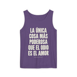"La única cosa más poderosa que el odio es el amor" Unisex Garment-Dyed Tank Top