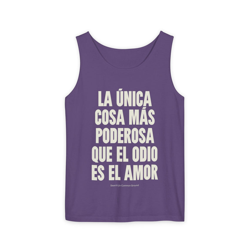 "La única cosa más poderosa que el odio es el amor" Unisex Garment-Dyed Tank Top