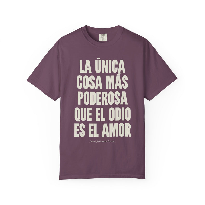 "La única cosa más poderosa que el odio es el amor" Unisex Garment-Dyed T-shirt