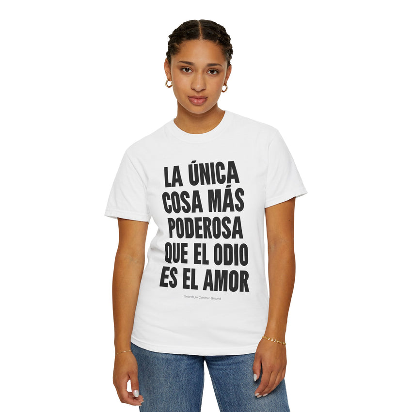 "La única cosa más poderosa que el odio es el amor" Unisex Garment-Dyed T-shirt