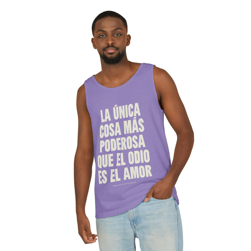 "La única cosa más poderosa que el odio es el amor" Unisex Garment-Dyed Tank Top