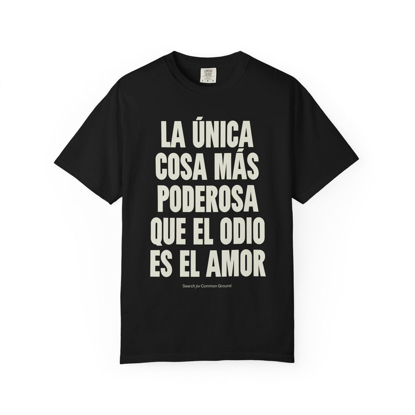 "La única cosa más poderosa que el odio es el amor" Unisex Garment-Dyed T-shirt