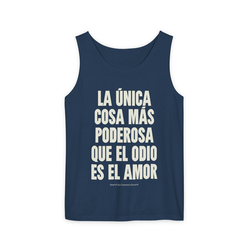 "La única cosa más poderosa que el odio es el amor" Unisex Garment-Dyed Tank Top