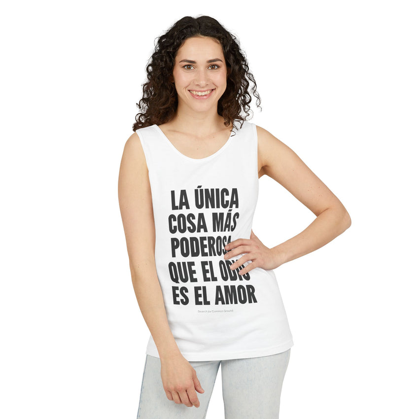"La única cosa más poderosa que el odio es el amor" Unisex Garment-Dyed Tank Top