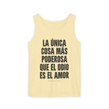 "La única cosa más poderosa que el odio es el amor" Unisex Garment-Dyed Tank Top