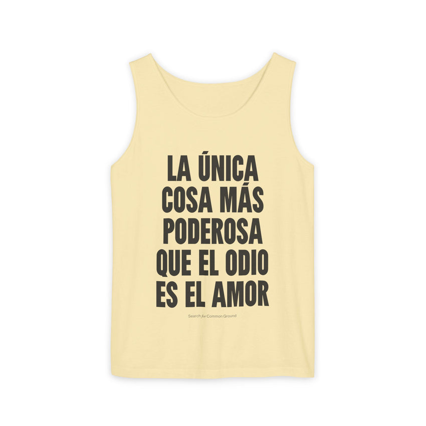 "La única cosa más poderosa que el odio es el amor" Unisex Garment-Dyed Tank Top
