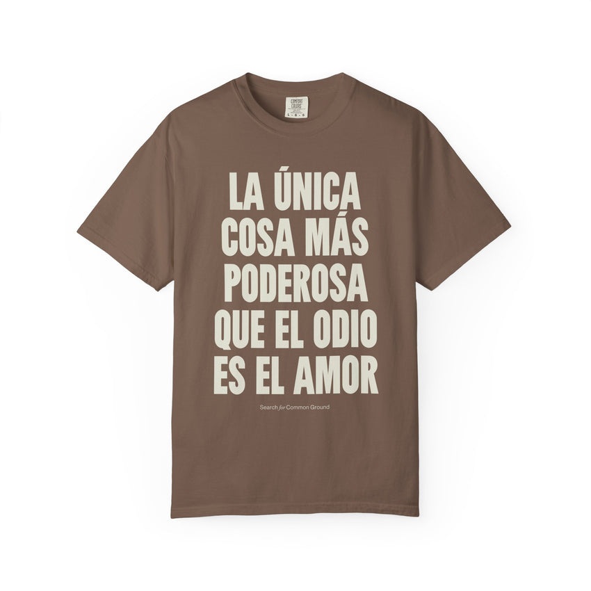 "La única cosa más poderosa que el odio es el amor" Unisex Garment-Dyed T-shirt