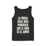 "La única cosa más poderosa que el odio es el amor" Unisex Garment-Dyed Tank Top