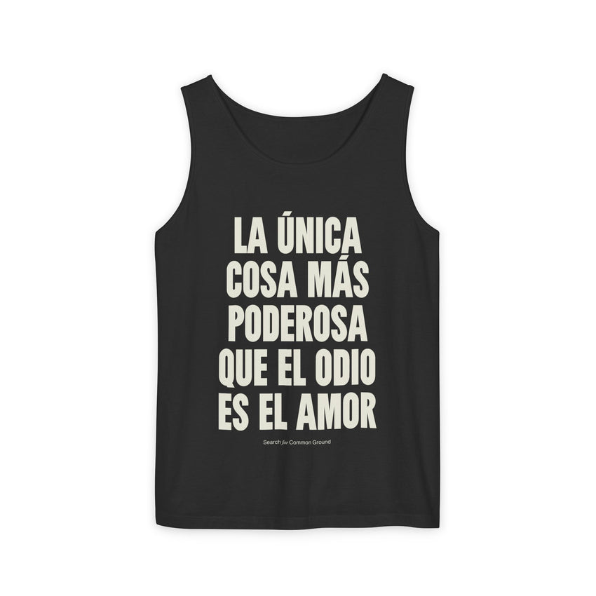 "La única cosa más poderosa que el odio es el amor" Unisex Garment-Dyed Tank Top