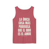 "La única cosa más poderosa que el odio es el amor" Unisex Garment-Dyed Tank Top