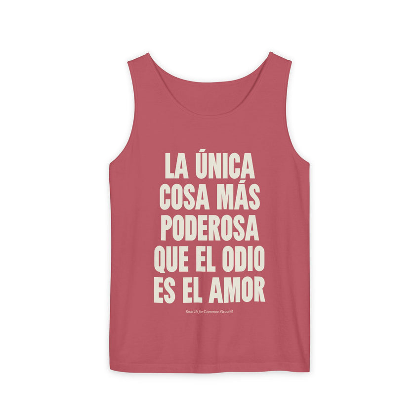 "La única cosa más poderosa que el odio es el amor" Unisex Garment-Dyed Tank Top