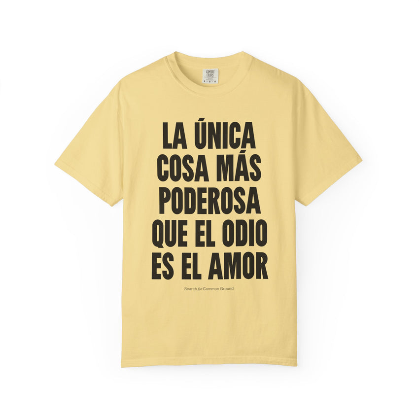 "La única cosa más poderosa que el odio es el amor" Unisex Garment-Dyed T-shirt
