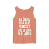 "La única cosa más poderosa que el odio es el amor" Unisex Garment-Dyed Tank Top