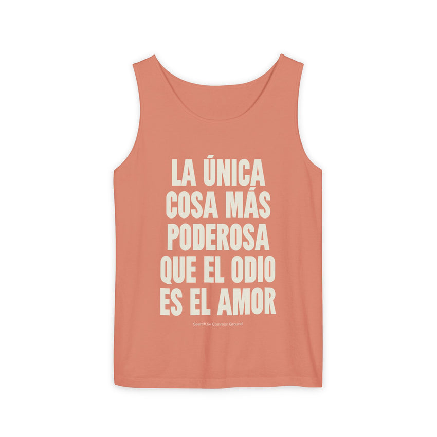 "La única cosa más poderosa que el odio es el amor" Unisex Garment-Dyed Tank Top