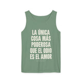 "La única cosa más poderosa que el odio es el amor" Unisex Garment-Dyed Tank Top