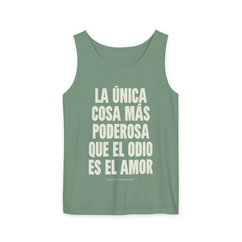 "La única cosa más poderosa que el odio es el amor" Unisex Garment-Dyed Tank Top