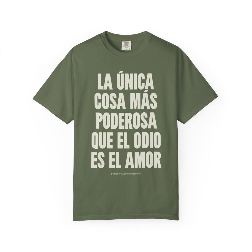 "La única cosa más poderosa que el odio es el amor" Unisex Garment-Dyed T-shirt