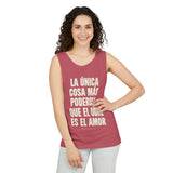"La única cosa más poderosa que el odio es el amor" Unisex Garment-Dyed Tank Top
