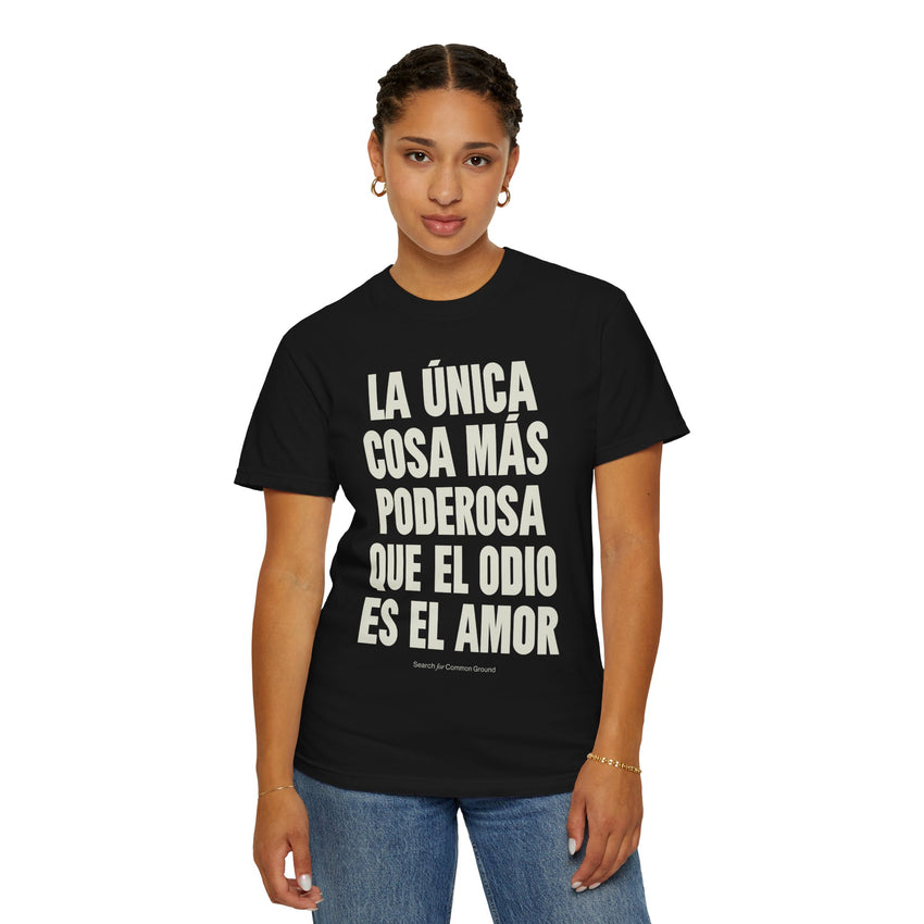"La única cosa más poderosa que el odio es el amor" Unisex Garment-Dyed T-shirt