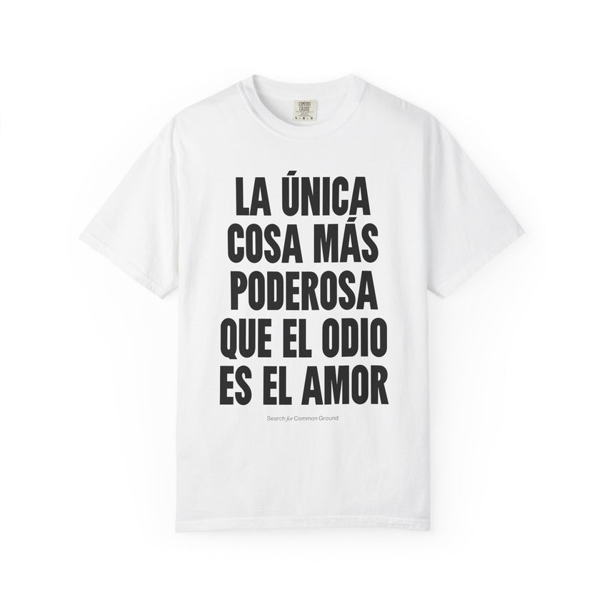 "La única cosa más poderosa que el odio es el amor" Unisex Garment-Dyed T-shirt